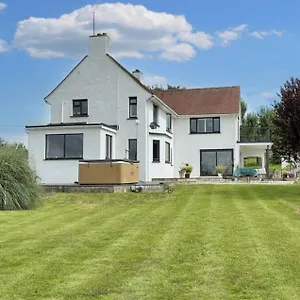 stunning-home-with-magnificent-views-in-east-devon.exeterhotels.net/