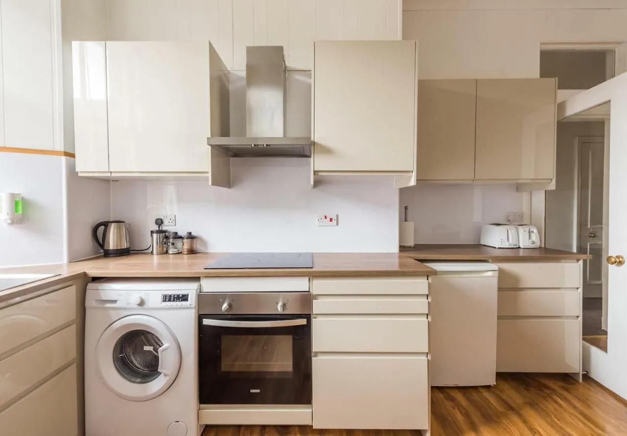 3 Bed Overlooking Meadows Park EDI 0*,  Großbritannien