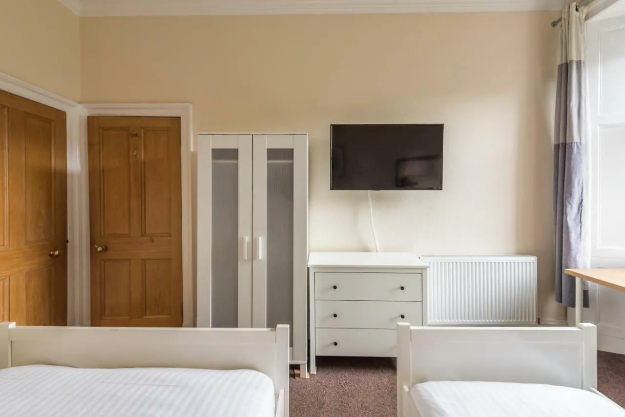 3 Bed Overlooking Meadows Park EDI Apartment