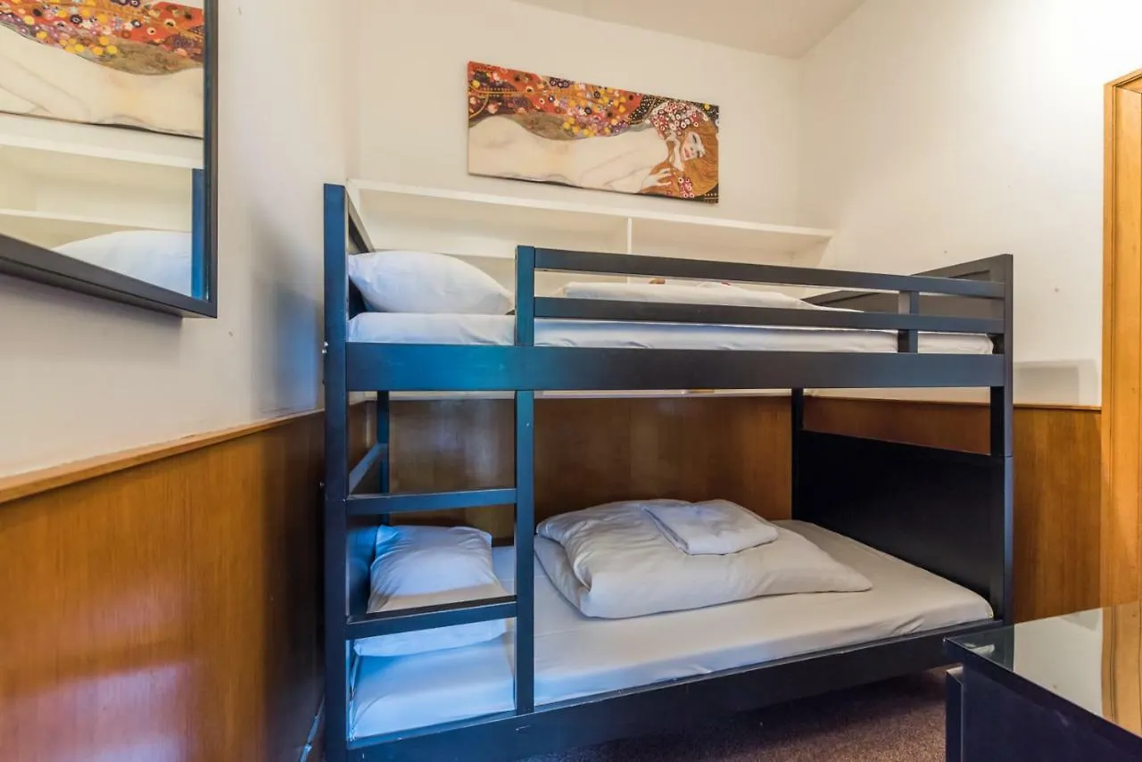 Apartment 3 Bed Overlooking Meadows Park EDI