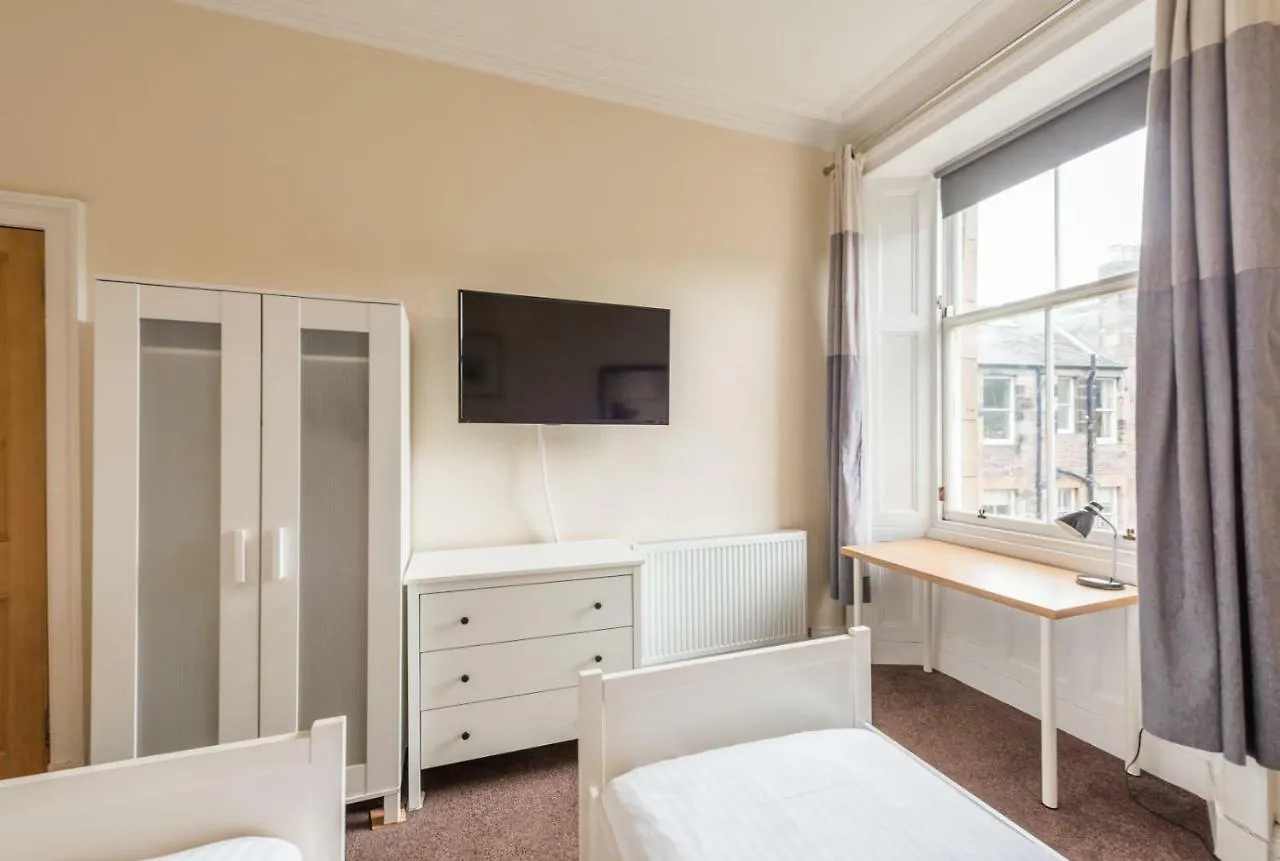Apartment 3 Bed Overlooking Meadows Park EDI