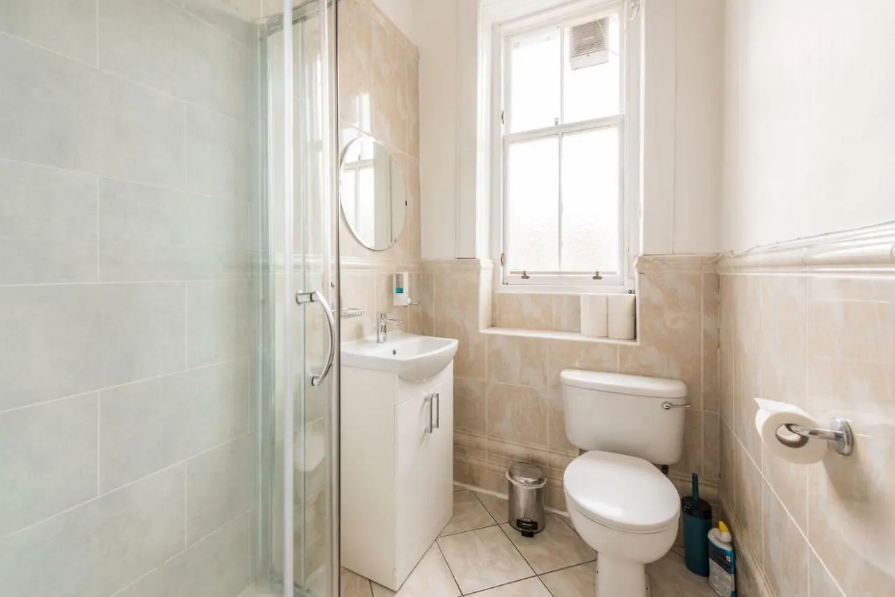 3 Bed Overlooking Meadows Park EDI 0*,