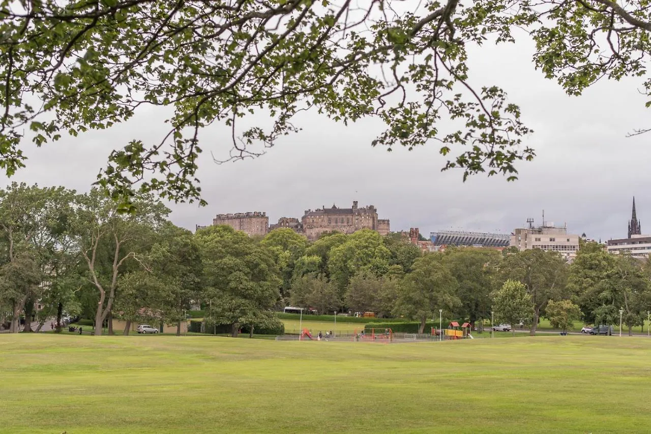 3 Bed Overlooking Meadows Park EDI Apartment